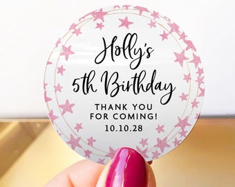 女の子の誕生日パーティー用ステッカー、パーソナライズされたピンクの誕生日ラベル、カスタムパーティー記念品ステッカー、女の子向けの誕生日お礼ラベル
