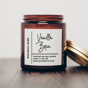 K&ouml;nnte beinhalten: Eine braune Glaskerze in einem Glas mit einem wei&szlig;en Etikett, auf dem "Vanilla Bean" und "Duftkerze aus Sojawachs, hergestellt in Gro&szlig;britannien www.yourwebsite.com" steht.