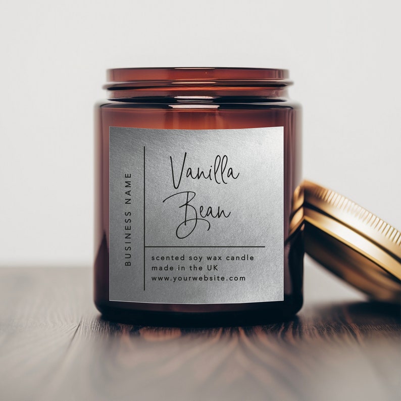 K&ouml;nnte beinhalten: Eine braune Glaskerze in einem Glas mit einem silbernen Etikett, auf dem "Vanilla Bean" und "scented soy wax candle made in the UK www.yourwebsite.com" steht.