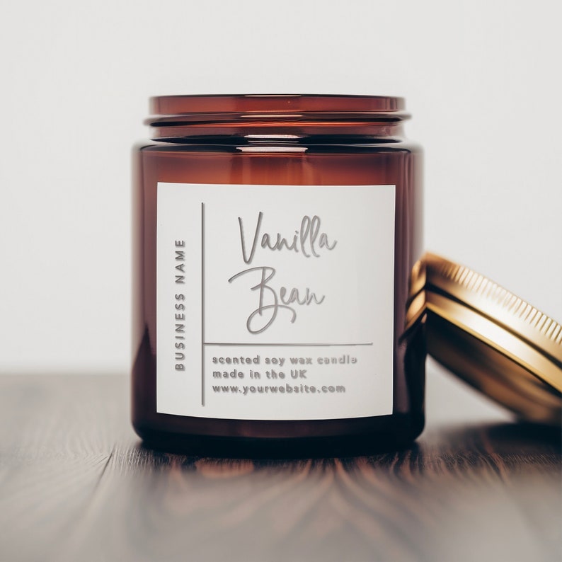 K&ouml;nnte beinhalten: Eine braune Glaskerze in einem Glas mit einem wei&szlig;en Etikett, auf dem "Vanilla Bean" und "scented soy wax candle made in the UK www.yourwebsite.com" steht.