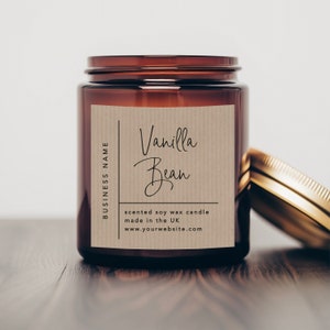 K&ouml;nnte beinhalten: Eine braune Glaskerze in einem Glas mit einem braunen Papieraufkleber, auf dem "Vanilla Bean" und "scented soy wax candle made in the UK www.yourwebsite.com" steht.