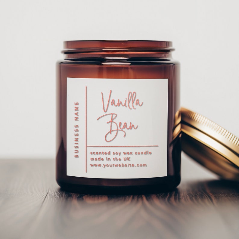 K&ouml;nnte beinhalten: Eine braune Glaskerze in einem Glas mit einem wei&szlig;en Etikett, auf dem "Vanilla Bean" in rosa Schrift steht. Das Etikett tr&auml;gt au&szlig;erdem den Text "Duftkerze aus Sojawachs, hergestellt in Gro&szlig;britannien" und "www.yourwebsite.com". Das Kerzenglas hat einen goldenen Deckel.