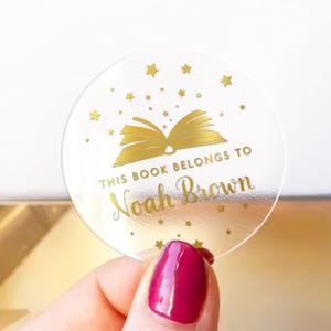 Este libro pertenece a la hoja de pegatinas transparentes con texto personalizado, de la Biblioteca de Pegatinas, pegatinas personalizadas para amantes del club de lectura.