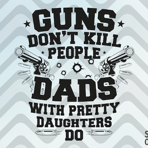 Op de afbeelding: Zwart-wit grafisch ontwerp met twee pistolen die op elkaar gericht zijn. De tekst luidt "Guns Don't Kill People, Dads With Pretty Daughters Do" met een ster aan weerszijden van het woord "Guns". De tekst "SVG Only" staat in de rechterbenedenhoek.