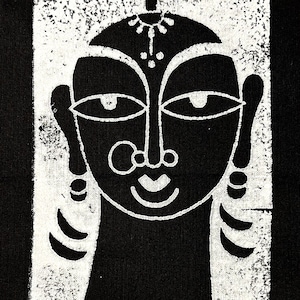 Könnte beinhalten: Schwarz-Weiß-Illustration eines ruhigen Gesichts mit großen Augen, Nasenring und sanftem Lächeln. Das Bild hat eine strukturierte, handgezeichnete Optik, wobei das Gesicht in einem weißen rechteckigen Rahmen vor schwarzem Hintergrund zentriert ist.