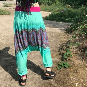 mint green handmade harem pants Gr. M/L, viscose jersey with a psychedelic pattern, unique bloomers with pink cuffs, wide festival pants