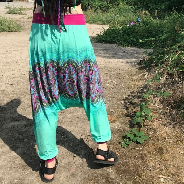 mintgrüne handgemachte Haremshose Gr. M/L, Viskosejersey mit psychedelischem Muster, Pumphose Unikat mit pink Bündchen, weite Festival-Hose