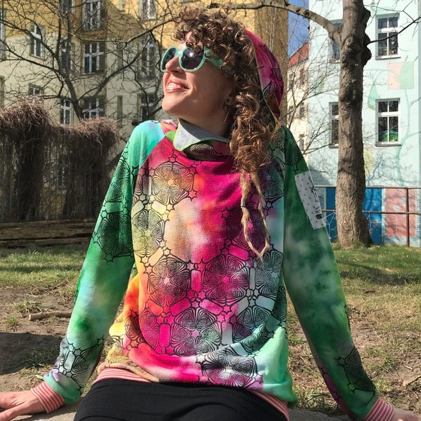 Regenbogen-bunter Upcycling Batik-Hoodie Gr. S/M handgemacht u. handbedruckt m. sternartigem Muster, schwarz gemustert, Rave/Festival Unikat