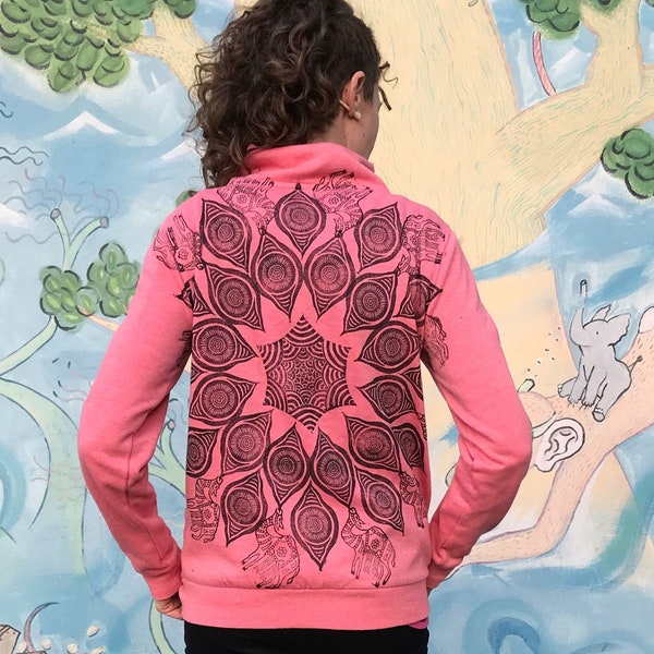 hand-printed abricot/salmon Upcycling Sweater size S/meter with mandala made of eye and camel print on back, sweater unique with collar and bag