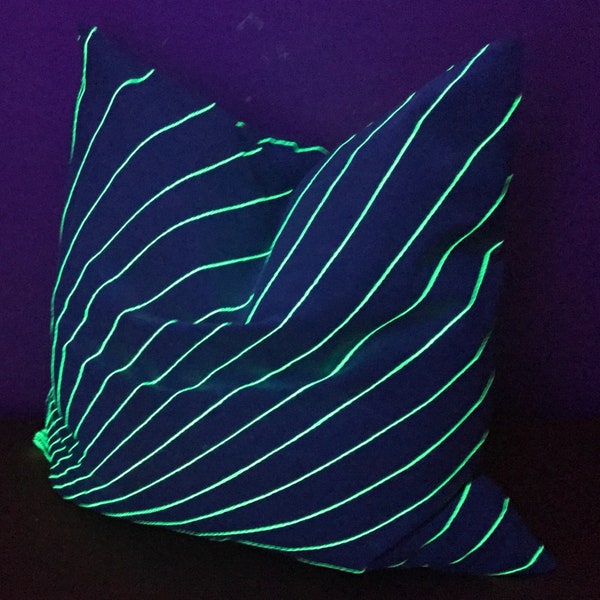 schlichte hellgrüne Upcycling Kissenhülle mit neongrünen Nähten, handgemachtes fluoreszierendes Deko-Kissen, uv-aktives Unikat, Leuchtlinien