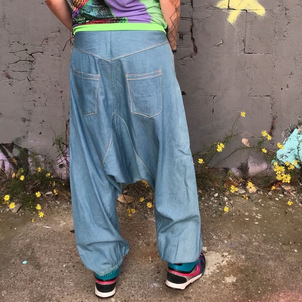 Pantalon de sarouel en denim unisexe fait à la main avec coutures incurvées fluorescentes, unique avec poches, pantalon rave / festival, pantalon Aladdin