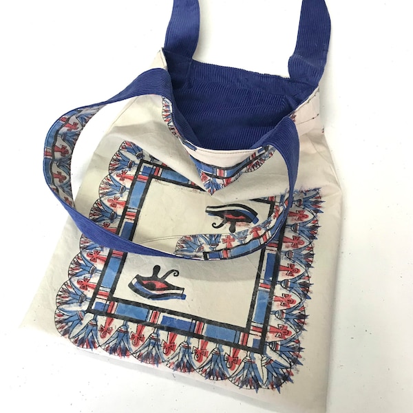 sac en tissu bleu lilas fait à la main en coton, sac à bandoulière réversible en velours côtelé avec tissu d'Egypte avec motif dieu soleil, shopper unique