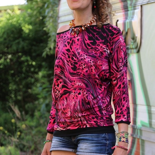 handgemachtes pink-schwarzes FledermausShirt aus fließendem Viskosejersey mit Animalprint in Gr. S, alternative Streetwear Unikat