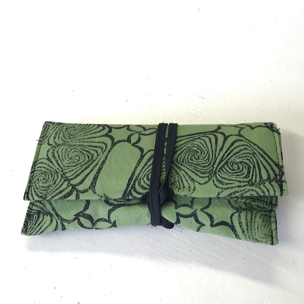 grüner Upcycling Tabakbeutel mit schwarzem Op-Art-Muster, handbedruckte Tabaktasche mit Zusatzfach, Blockdruck Unikat, Drehertasche m. Gummi