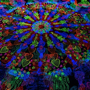 Wisząca na ścianie mandala w kolorze neonowym z filtrem UV, ręcznie drukowana małymi znaczkami, fluorescencyjny, wyjątkowy element z wielbłądami, Ganeshą i sercami