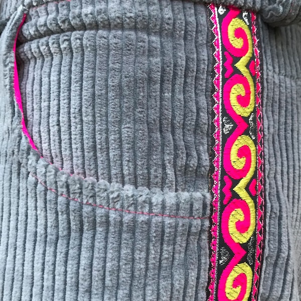 außergwöhnliche weite unisex Hose ca. Gr.M aus grauem robusten Breitcord mit pink-gelber Borte, handgemachtes Baggy Unikat im 90ies Style