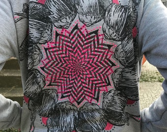 Snail Mandala Backprint on grey upcycling sweater size M, unique black-neonpink animal print, hand-printed unique piece with glitter