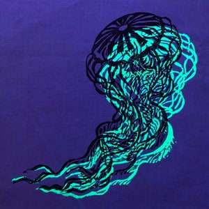 Könnte beinhalten: Eine Illustration einer schwarzen und blaugrünen Qualle mit komplizierten Details. Die Qualle ist mit einem glockenförmigen Kopf und langen, fließenden Tentakeln dargestellt.