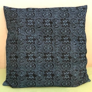 bunter Upcycling Kissenbezug aus Jeans mit Mandala aus Quallen und Kachelmuster, beidseitig mit Stempeln bedrucktes Designer-Unikat, uvaktiv
