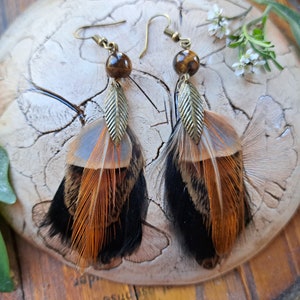 Boucles d'oreille plumes de paon bijoux en plumes naturelles et perle de verre colorées et feuilles cadeau femme Noël élégante Noir