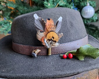 Brooch or plume hat in natural feather - beret pin - clothing accessory - hunter and fisherman - game - headgear - man - gift