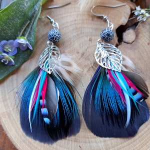 Boucles d'oreille plumes de paon bijoux en plumes naturelles et perle de verre colorées et feuilles cadeau femme Noël élégante image 4