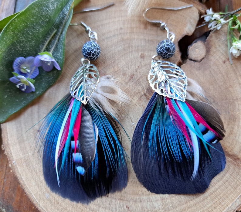 Boucles d'oreille plumes de paon bijoux en plumes naturelles et perle de verre colorées et feuilles cadeau femme Noël élégante image 4