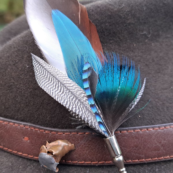 broche ou plumet chapeau en plume naturelle - pin's beret - geai - customise - chasseur et pêcheur - balle -couvre chef - homme