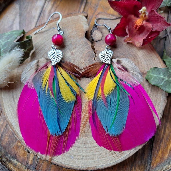 Boucles d'oreille plumes de paon - bijoux en plumes naturelles et perle de verre - colorées et feuilles - cadeau femme Noël - élégante