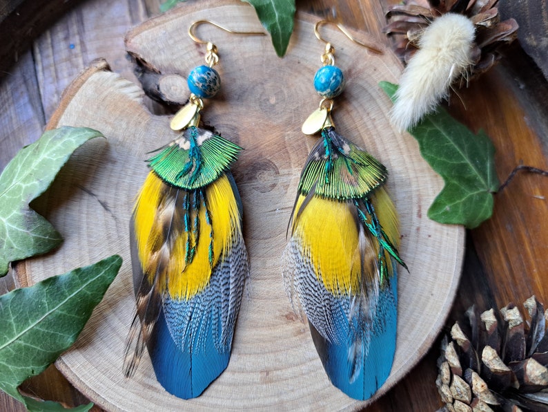 Boucles d'oreille plumes de paon bijoux en plumes naturelles et perle de verre colorées et feuilles cadeau femme Noël élégante ara