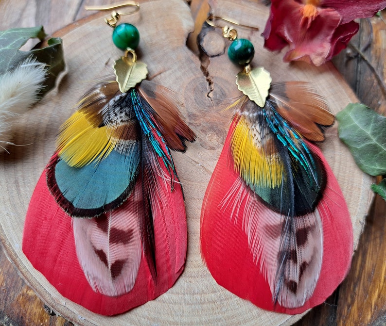 Boucles d'oreille plumes de paon bijoux en plumes naturelles et perle de verre colorées et feuilles cadeau femme Noël élégante Rouge