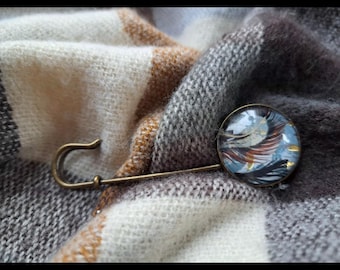 Spilla di sicurezza cabochon - piume inserite sotto vetro - spilla - pezzo unico - accessorio personalizzato - attacco per maglione - clip per gilet