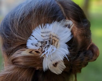 Pince à chignon fleur en plume naturelle de coq - coiffure mariage - élégante - barette à cheveux- rouge noir et blanc - bohême - ethnique