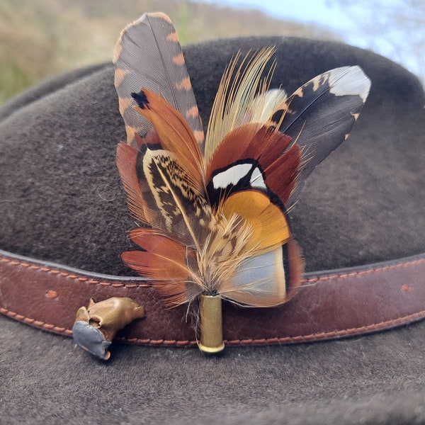 Broche ou plumet chapeau en plume naturelle - pin's beret - accessoire vêtement - chasseur et pêcheur - gibier -couvre chef - homme - cadeau