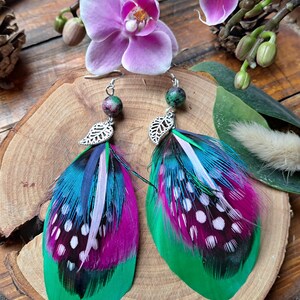 Boucles d'oreille plumes de paon bijoux en plumes naturelles et perle de verre colorées et feuilles cadeau femme Noël élégante Vert