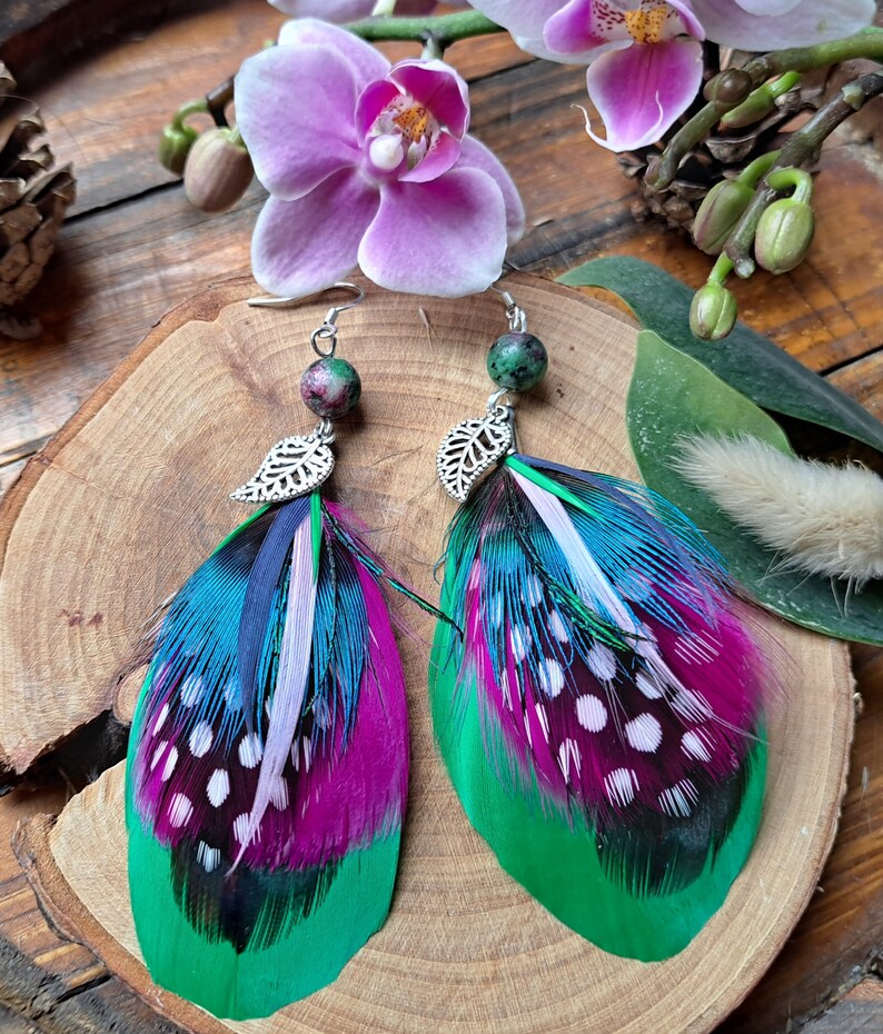 Boucles d'oreille plumes de paon bijoux en plumes naturelles et perle de verre colorées et feuilles cadeau femme Noël élégante Vert