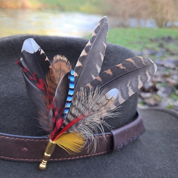 Fibule - broche ou plumet chapeau en plume naturelle - bécasse - customise - chasseur et pêcheur - homme - geai - rouge et jaune