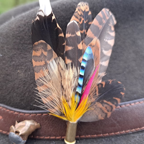 Fibule - broche ou plumet chapeau en plume naturelle - bécasse - customise - chasseur et pêcheur - homme - geai - rouge et jaune