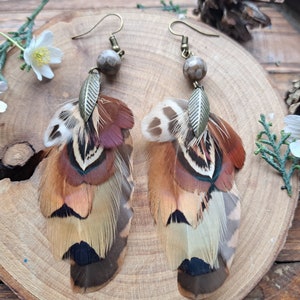 Boucles d'oreille plumes de paon bijoux en plumes naturelles et perle de verre colorées et feuilles cadeau femme Noël élégante image 6