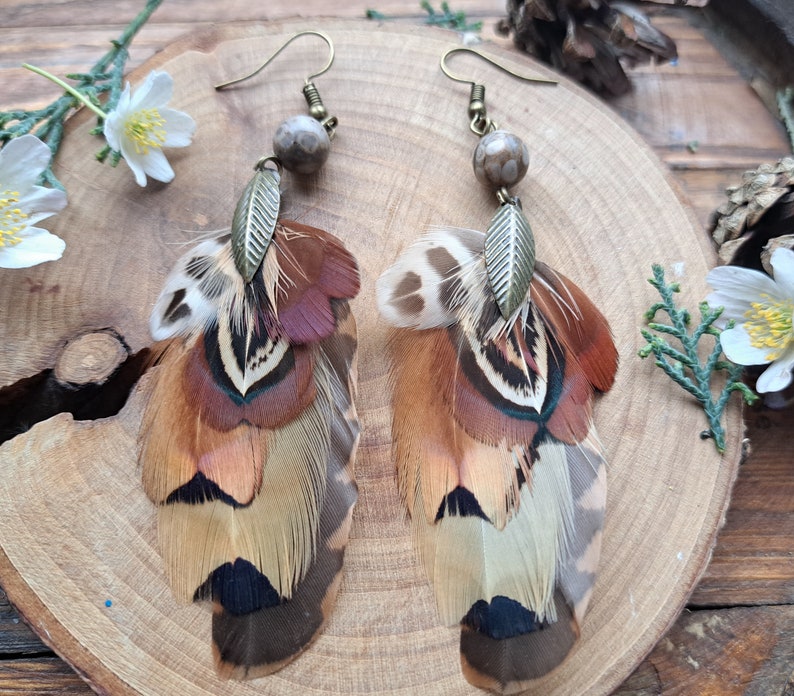 Boucles d'oreille plumes de paon bijoux en plumes naturelles et perle de verre colorées et feuilles cadeau femme Noël élégante image 6