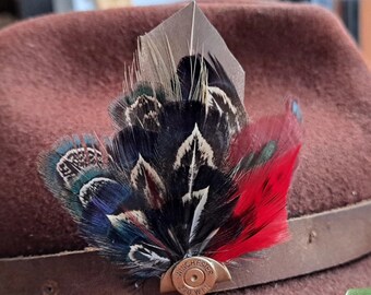 Fibule - broche ou plumet chapeau en plume naturelle - bécasse - customise - chasseur et pêcheur - homme - geai - France - JO - carabine