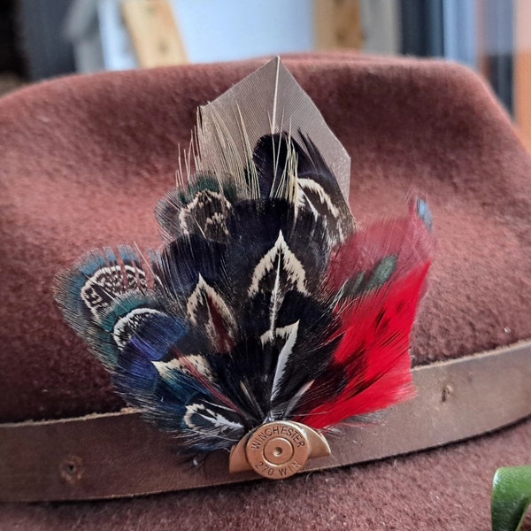 Fibule - broche ou plumet chapeau en plume naturelle - bécasse - customise - chasseur et pêcheur - homme - geai - France - JO - carabine