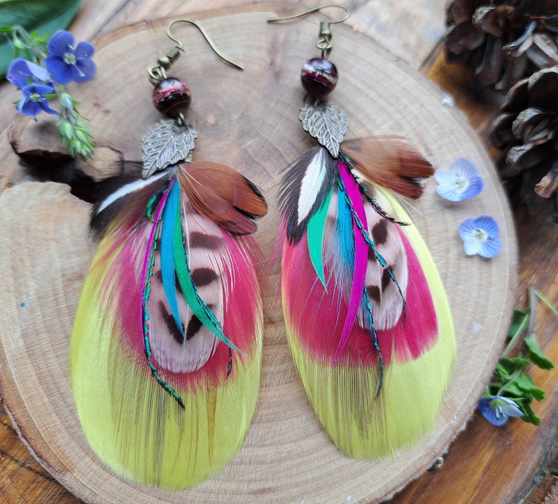 Boucles d'oreille plumes de paon bijoux en plumes naturelles et perle de verre colorées et feuilles cadeau femme Noël élégante Jaune