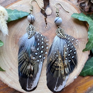 Boucles d'oreille plumes de paon bijoux en plumes naturelles et perle de verre colorées et feuilles cadeau femme Noël élégante image 2