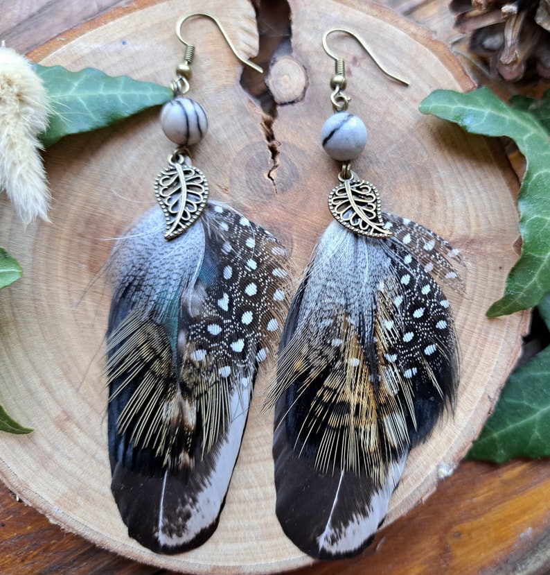 Boucles d'oreille plumes de paon bijoux en plumes naturelles et perle de verre colorées et feuilles cadeau femme Noël élégante image 2