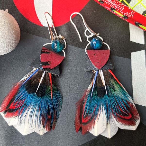 Paire de boucles d'oreilles badminton en plumes recyclées de volant, tissu liège du Portugal et cordage de raquette de joueur