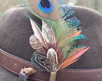 Brooch or plume hat in natural feather - beret pin - clothing accessory - hunter - woodcock - headgear - man - husband buttonhole