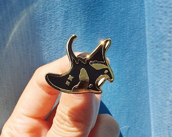 Manta Ray Pin, Ocean Lover Enamel Pin, Manta Ray Lovers, Manta Ray Accessory, Gift for Scuba Diver, Animal Lover Gift, Plastic-free gift