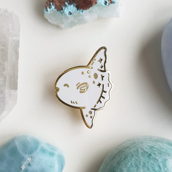 Happy Sun Fish Pin, Mola Mola Gold Hard Enamel Pin, Ocean Lover, Sunfish Lover, Diver gift, Animal Lover Gift, Cadeau de moins de 20 ans