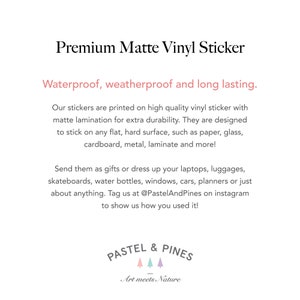 Op de afbeelding: Premium matte vinyl sticker, waterdicht en weerbestendig. De sticker is ontworpen om te plakken op elk vlak oppervlak, zoals papier, glas, karton, metaal, laminaat en meer. De tekst "Pastel & Pines Art meets Nature" staat onderaan de afbeelding.